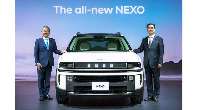 지난해 열린 '재팬 모빌리티쇼 2025'에서 현대자동차의 '디 올 뉴 넥쏘(The all-new NEXO)'가 일본 시장에 최초로 공개됐다. 당시 행사장에 참석한 현대자동차 일본법인(HMJ) 시메기 토시유키 법인장(왼쪽)과 현대자동차 정유석 부사장(오른쪽). (사진=현대차)