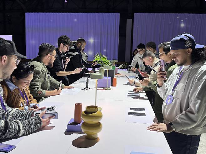 25일(현지시간) 미국 샌프란시스코에 위치한 팰리스 오브 파인 아트에서 개최된 '갤럭시 언팩 2026(Galaxy Unpacked 2026)' 체험존을 방문한 관람객들이 신제품을 경험해보고 있다. 사진=권하영 기자