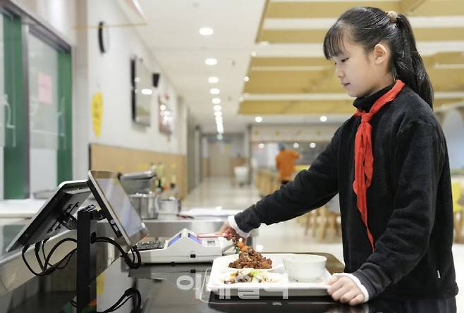 샹후미래학교에서는 학생의 식사 내용과 양까지 철저히 AI로 분석·관리한다. (사진=니혼게이자이신문)