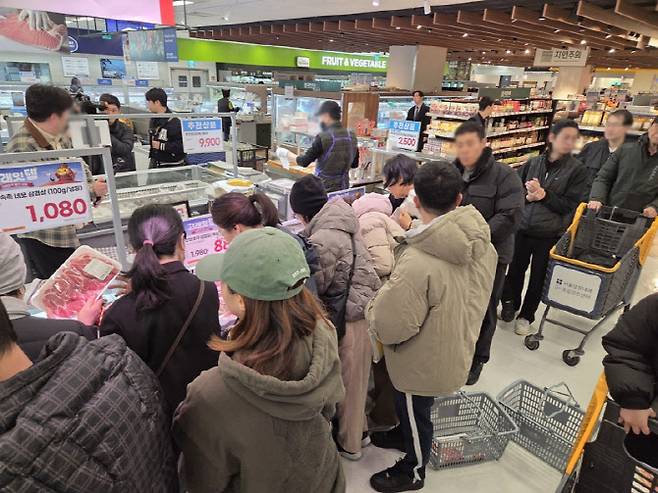 이마트 용산점 축산 매대 앞에 삼겹살을 구매하려는 고객들이 몰려 있다. (사진=한전진 기자)