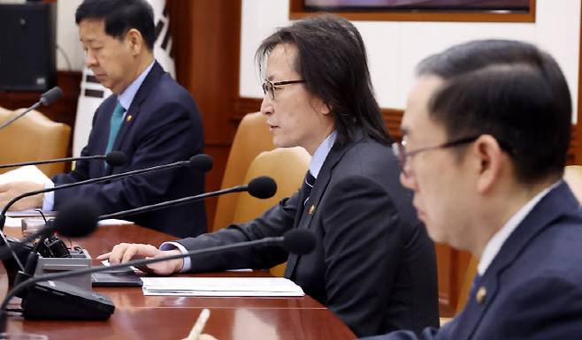 주병기(왼쪽에서 두번째) 공정거래위원회 위원장이 26일 오전 서울 종로구 정부서울청사에서 열린 민생물가 특별관리 관계장관 TF회의에서 발언하고 있다. (사진=뉴시스)