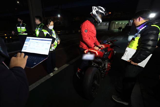지난해 28일 저녁 서울 잠수교 북단 인근에서 서울경찰청과 국토교통부 등 관계자들이 3.1절 대비 폭주난폭운전 특별단속을 실시하고 있다. (사진=연합뉴스)