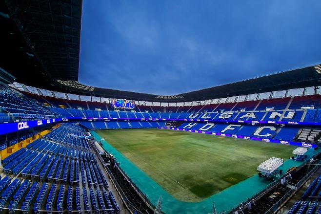 360도 LED 리본 전광판이 설치된 울산 문수경기장. 사진=울산 HD