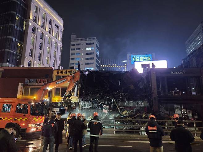 26일 오후 9시 51분쯤 서울 중구 북창동 화재 현장의 불길은 모두 잡혔다. (사진=염정인 기자)