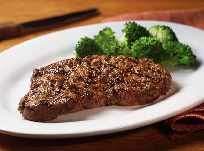 단백질이 풍부한 소고기와 비타민C가 많은 브로콜리를 같이 먹으면 맛도 좋을 뿐만 아니라 포만감을 높여 체중 감량에 도움이 된다. 사진=게티이미지뱅크