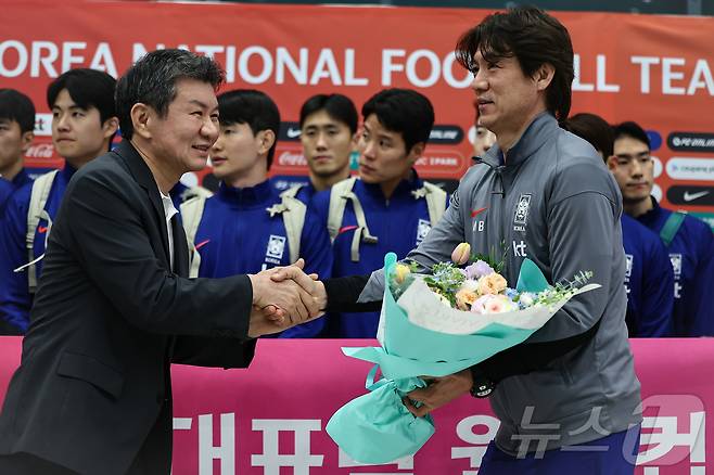 정몽규 대한축구협회장(왼쪽)과 홍명보 축구대표팀 감독.  ⓒ 뉴스1 김도우 기자