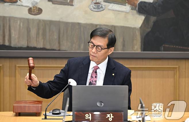 이창용 한국은행 총재가 26일 서울 중구 한국은행 본관에서 열린 금융통화위원회 본회의에서 의사봉을 두드리고 있다. 2026.2.26 ⓒ 뉴스1 사진공동취재단