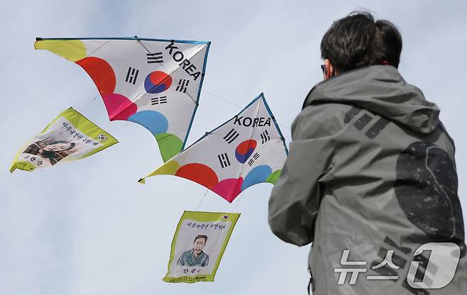 제107주년 3·1절을 사흘 앞둔 26일 경기 수원시 팔달구 수원화성 창룡문에서 한국연연맹 회원들이 독립운동가들의 모습이 담긴 연을 날리고 있다. 2026.2.26 ⓒ 뉴스1 김영운 기자