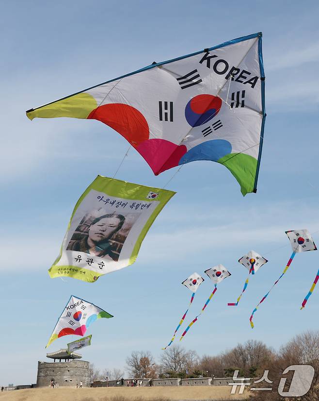 제107주년 3·1절을 사흘 앞둔 26일 경기 수원시 팔달구 수원화성 창룡문에서 한국연연맹 회원들이 독립운동가들의 모습이 담긴 연을 날리고 있다. 2026.2.26 ⓒ 뉴스1 김영운 기자