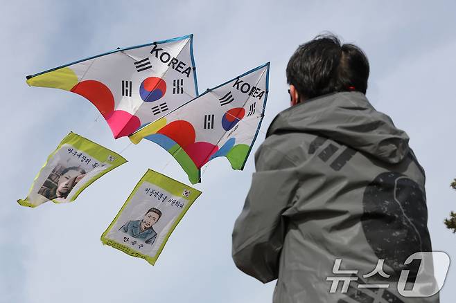 제107주년 3·1절을 사흘 앞둔 26일 경기 수원시 팔달구 수원화성 창룡문에서 한국연연맹 회원들이 독립운동가들의 모습이 담긴 연을 날리고 있다. 2026.2.26 ⓒ 뉴스1 김영운 기자