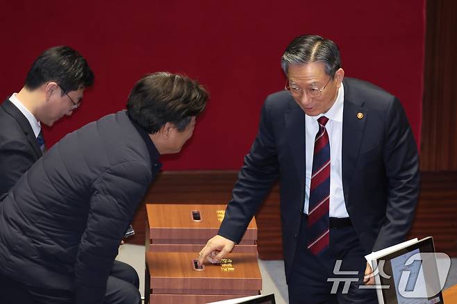 더불어민주당 현역 의원인 정성호 법무부 장관이 26일 서울 여의도 국회에서 열린 제432회 국회(임시회) 제8차 본회의에서 일명 '법 왜곡죄법'인 형법 일부개정법률안(수정안)에 대한 무제한토론(필리버스터) 종결동의의 건을 투표하고 있다. 2026.2.26 ⓒ 뉴스1 신웅수 기자