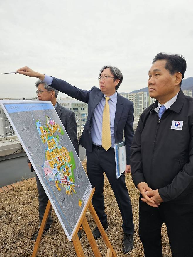 김용석 국토교통부 대도시권 광역교통위원회 위원장(오른쪽)이 26일 위례신도시를 찾아 광역교통개선대책 추진 상황을 점검했다(대광위 제공).ⓒ 뉴스1