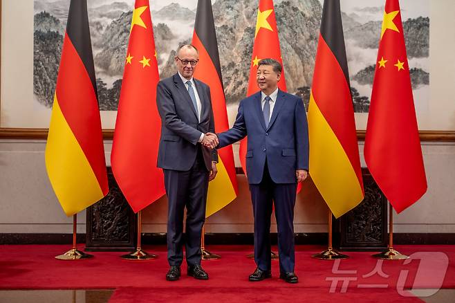 중국을 방문한 프리드리히 메츠르 총리가 25일 베이징 댜오위타이에서 시진핑 주석과 회담했다. 2026.2.25 ⓒ 로이터=뉴스1