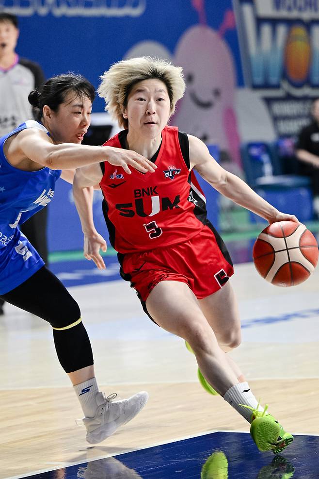 안혜지가 돌파를 시도하고 있다. 사진 | WKBL