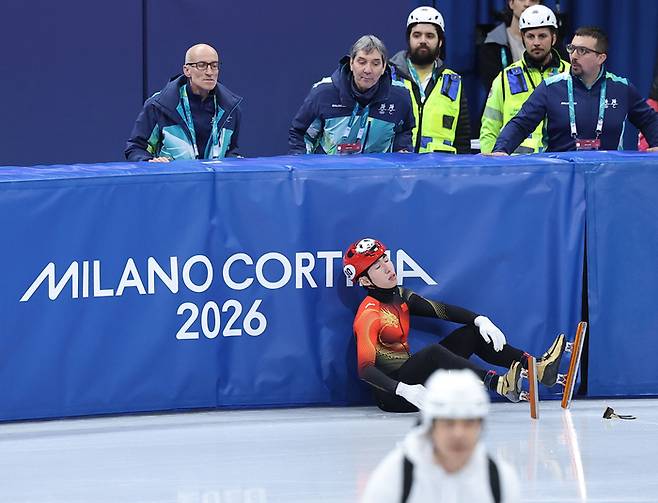 준준결승 탈락한 린샤오쥔     (밀라노=연합뉴스) 류영석 기자 = 14일(현지시간) 이탈리아 밀라노 아이스스케이팅 아레나에서 열린 2026 밀라노-코르티나담페초 동계올림픽 쇼트트랙 남자 1500m 준준결승에 출전한 중국의 린샤오쥔(한국명 임효준)이 경기 중 넘어진 뒤 아쉬워하고 있다. 2026.2.15     ondol@yna.co.kr (끝)   <저작권자(c) 연합뉴스, 무단 전재-재배포, AI 학습 및 활용 금지>