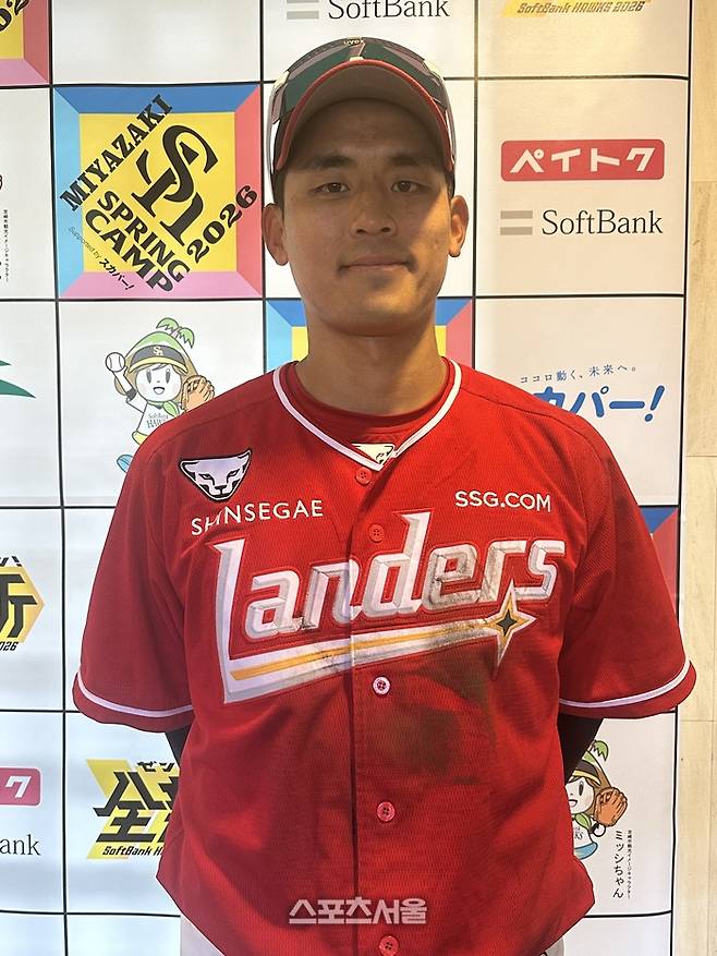 SSG 임근우가 25일 일본 미야자키 아이비 스타디움에서 열린 소프트뱅크와 평가전을 마친 뒤 취재진의 인터뷰에 응하고 있다. 미야자키 | 이소영 기자 sshong@sportsseoul.com