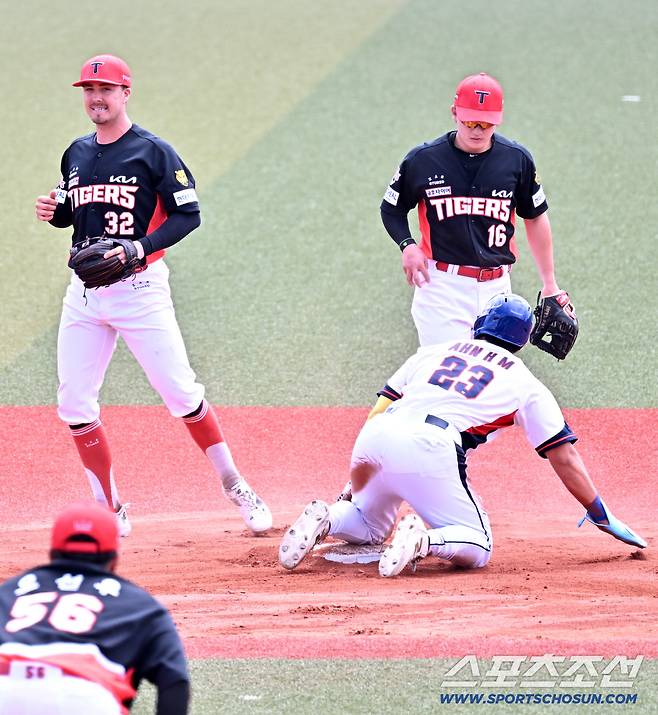 눈에 보이지 않는 실챙성 내야 수비가 선발 김태형을 더 힘들게 했다.