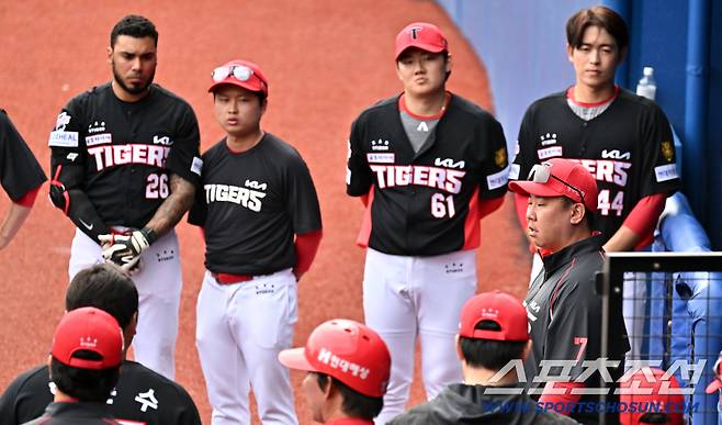 경기 종료 직후 10분 정도 미팅을 주도한 이범호 감독.