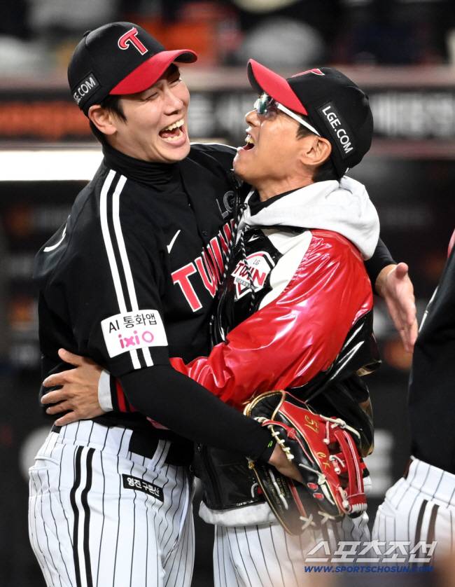 한국시리즈 우승 직후 염경엽 감독과 환호하는 홍창기. 스포츠조선DB