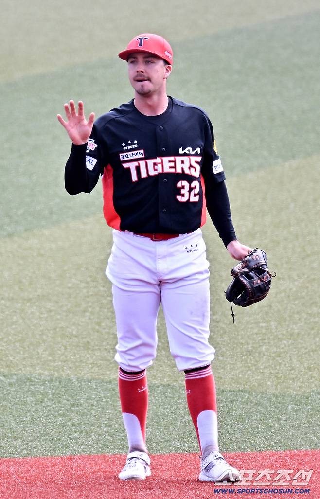 24일 일본 오키나와 가데나 구장에서 열린 야구 대표팀과 KIA 타이거즈의 평가전. 유격수 데일이 바람을 체크하고 있다. 오키나와(일본)=박재만 기자 pjm@sportschosun.com/2026.02.24/