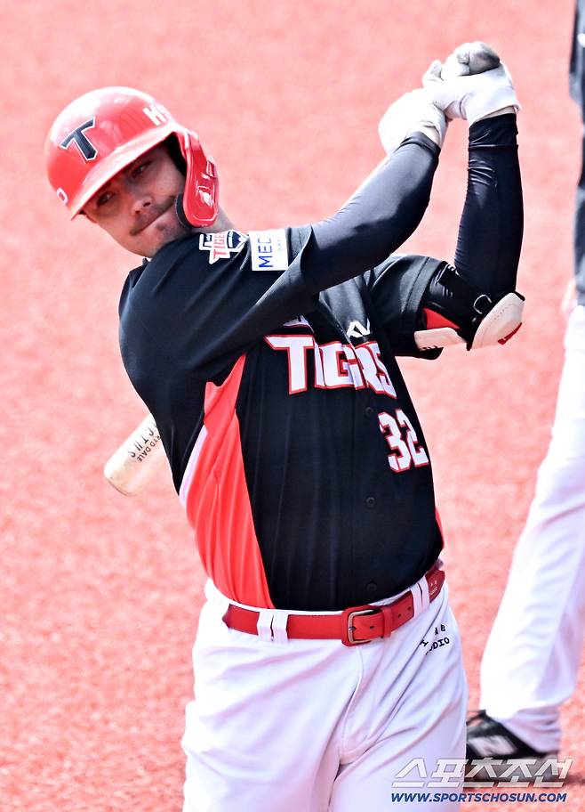 24일 일본 오키나와 가데나 구장에서 열린 야구 대표팀과 KIA 타이거즈의 평가전. 데일이 몸을 풀고 있다. 오키나와(일본)=박재만 기자 pjm@sportschosun.com/2026.02.24/