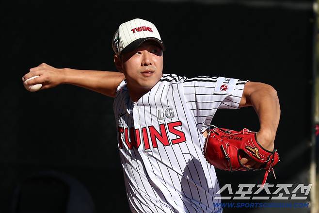 LG 트윈스 정우영이 애리조나 캠프에서 불펜피칭을 하고 있다. 사진제공=LG 트윈스