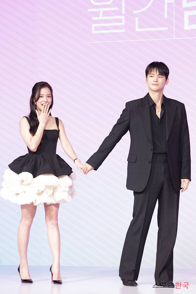 넷플릭스 시리즈 '월간남친' 제작발표회에 참석한 지수(JISOO), 서인국(SeoInguk). ⓒ이혜영 기자 lhy@hankooki.com