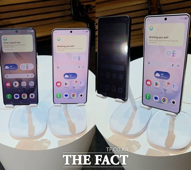 25일(현지시간) 미국 샌프란시스코 팰리스 오브 파인 아트에서 개최된 '갤럭시 언팩 2026(Galaxy Unpacked 2026)' 행사에서 옆사람이 화면을 보지 못하게 하는 기능 '프라이버시 디스플레이'가 방문객 시선을 끌었다. 사진은 '프라이버시 디스플레이' 기능을 켠 '갤럭시S26울트라(왼쪽)'과 기능을 끈 동일 제품 모습. /샌프란시스코=우지수 기자