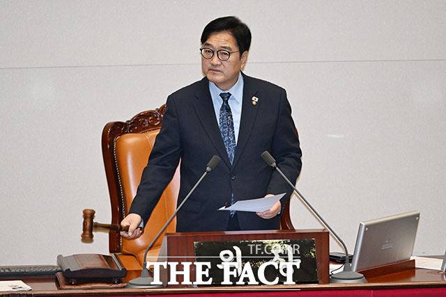 우원식 국회의징이 26일 오후 서울 여의도 국회에서 열린 제432회 국회(임시회) 제8차 본회의에서 형법일부개정법률안(수정안) 가결을 알리고 있다. /국회=남용희 기자