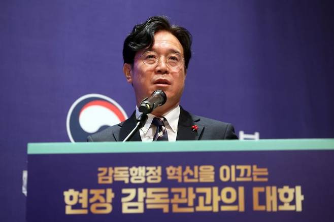 김영훈 고용노동부 장관이 지난달 14일 서울 서초구 양재 엘타워에서 열린 현장 감독관과의 대화에서 특강을 하고 있다. 연합뉴스