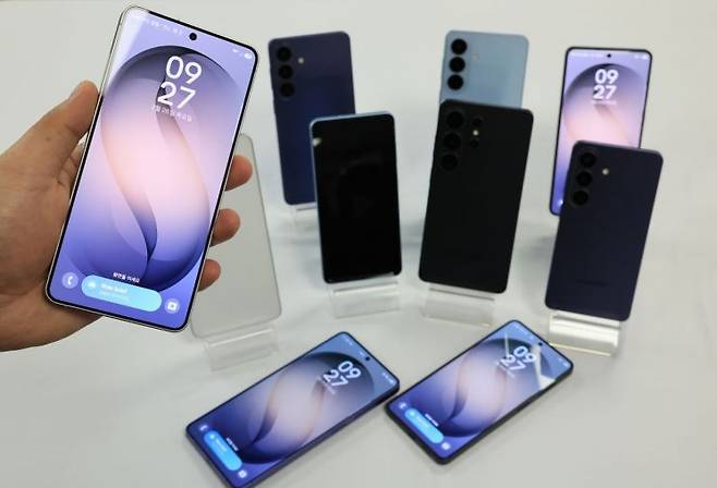 26일 서울 중구 태평로빌딩에서 열린 '삼성 갤럭시 언팩 2026' 행사에 갤럭시 S26, S26플러스, S26울트라 모델이 전시되어 있다. 연합뉴스