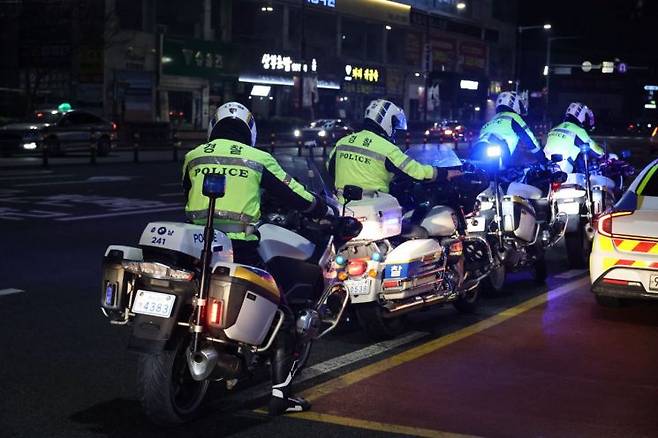 천안 동남구 신부동 일대에 폭주 행위가 벌어진 가운데 경찰이 단속에 나서고 있다. 연합뉴스