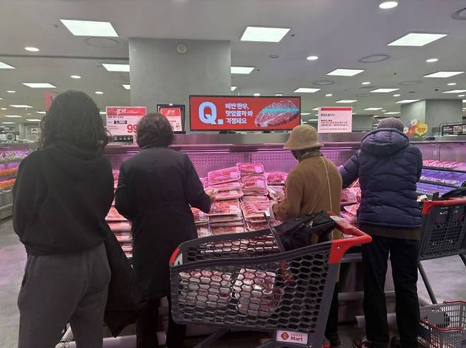 롯데마트 제타플렉스 잠실점 돼지고기100g당 990원 행사 매대에 고객들이 모여 있는 모습. 권재희 기자