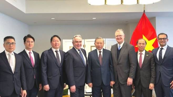 최태원 SK그룹 회장(왼쪽에서 세 번째)이 지난 20일(현지시간) 미국 워싱턴DC에서 더아시아그룹(TAG) 주최 행사에 또럼 베트남 공산당 서기장(오른쪽에서 네 번째)과 기념사진을 촬영하고 있다. TAG 링크트인