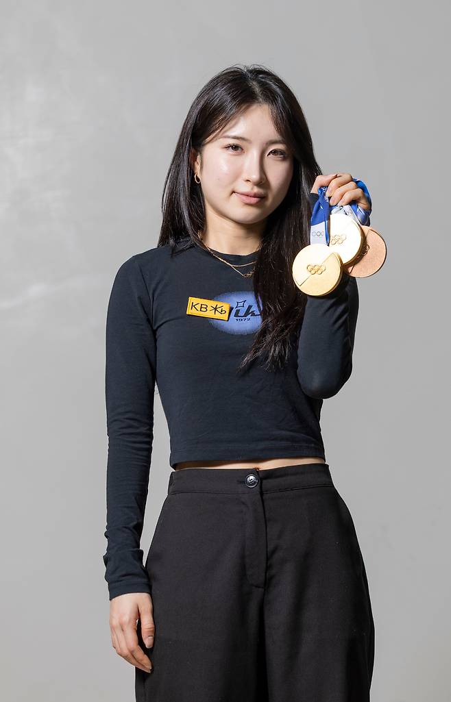 김길리가 25일 서울 송파구 올림픽파크텔에서 금메달 2개와 동메달 1개를 목에 건 채 포즈를 취했다. 김길리는 “혼성 계주 때는 속상해서, 1000m에선 꿈꾸던 무대에서 메달(동)을 땄다는 실감에, 여자 계주에서는 드디어 금메달을 목에 걸어서, 1500m 때는 최민정 언니가 은퇴한다고 해서 그렇게 네 번 울었다”고 했다./김지호 기자