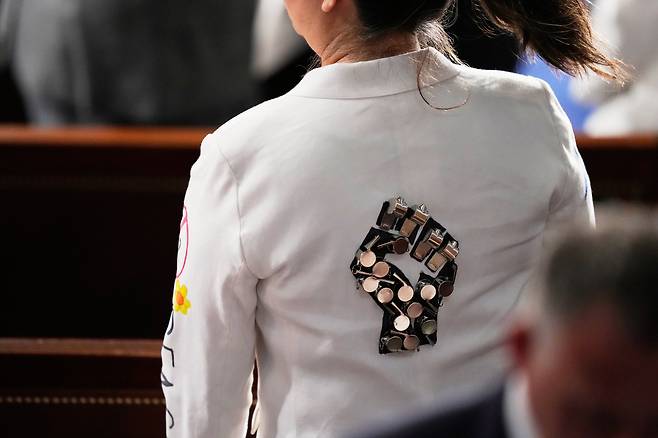 민주당 질 토쿠다 하원의원(하와이)은 흰색 상의 뒷면에 호루라기를 주먹 쥔 모양으로 여러 개 달았다. /AP 연합뉴스