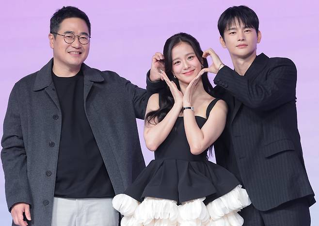 김정식 감독(왼쪽부터)과 배우 지수, 서인국이 26일 서울 종로구 JW메리어트 동대문스퀘어서울에서 열린 넷플릭스 새 시리즈 '월간남친' 제작발표회에서 포즈를 취하고 있다./뉴스1