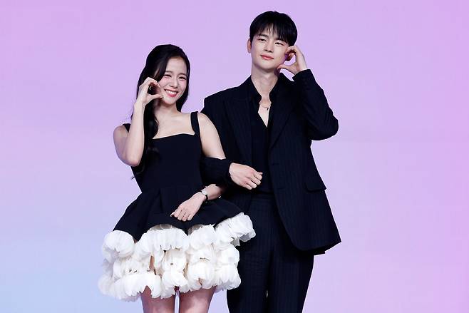 배우 지수(왼쪽), 서인국이 26일 서울 종로구 JW 메리어트 동대문 스퀘어 서울에서 열린 넷플릭스 '월간남친' 제작발표회에서 포즈를 취하고 있다. /뉴시스