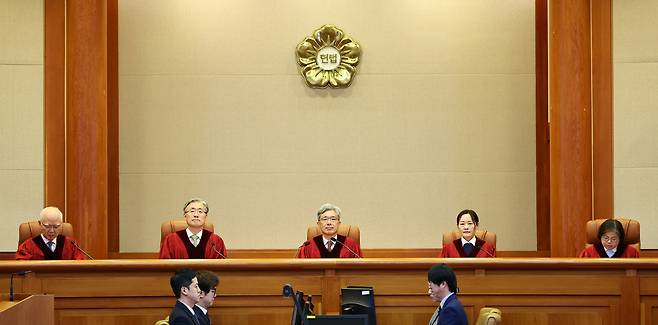 김상환 헌법재판소장을 비롯한 헌법재판관들이 26일 서울 종로구 헌법재판소 대심판정에서 열린 2월 심판사건 선고를 위해 착석해 있다. /뉴시스