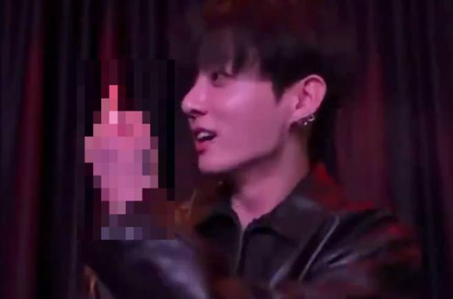 그룹 방탄소년단(BTS) 멤버 정국이 라이브 방송을 도중 손가락 욕을 하는 모습. /엑스(X·옛 트위터)