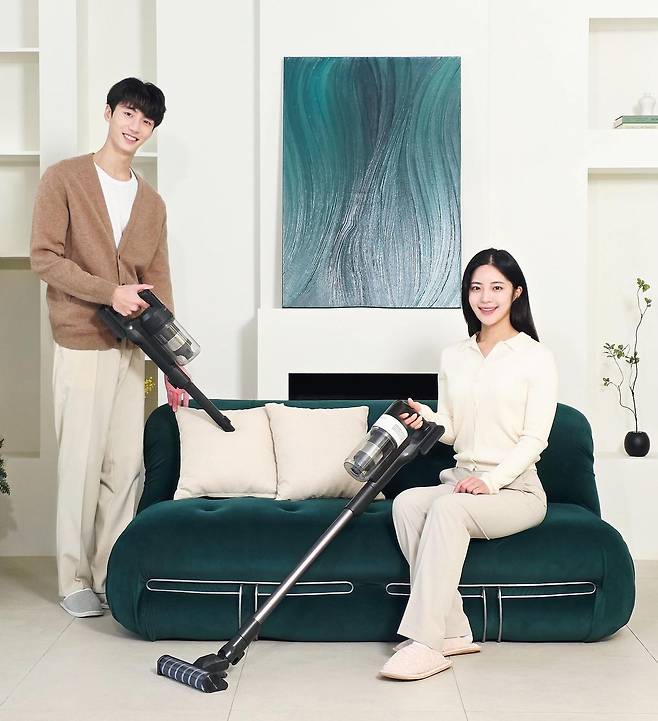 모델들이 삼성전자 무선 청소기 ‘제트 핏’을 선보이고 있다. 삼성전자가 출시한 무선 청소기 중 가장 가벼운 이 제품은 핸디형으로 손에 쥐고 사용할 때 1.18kg까지 무게가 줄어든다. 좁은 방이나 원룸 등에서 구조와 관계없이 편리하게 사용할 수 있는 점이 장점으로 꼽힌다. 삼성전자 제공