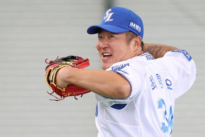 최형우가 25일 일본 오키나와현 온나손의 아카마 구장에서 수비 연습을 하고 있다. 최형우는 “주로 지명타자로 출전하겠지만 일주일에 한 번은 수비에도 나서고 싶다”고 했다. 삼성 제공