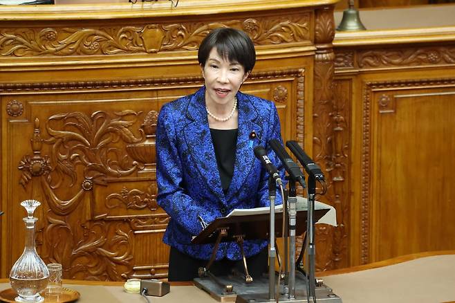 다카이치 사나에 일본 총리가 25일 국회에서 전날 언론을 통해 제기된 선물 배포 의혹이 사실이라고 밝혔다. 그는 8일 중의원(하원) 선거 후 집권 자민당 소속 의원 전원에게 “일인당 3만 엔(약 27만6000원)의 선물을 돌렸다”고 공개했다. 아사히신문 제공