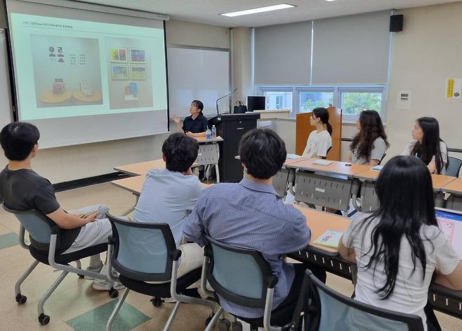 지난해 8월 충남 공주시 공주교대에서 열린 ‘제3회 예비 교원 리더십 UP 교직진로 설계 캠프’에서 학생들이 현직 교사인 졸업생의 특강을 듣고 있다. 공주교대 제공