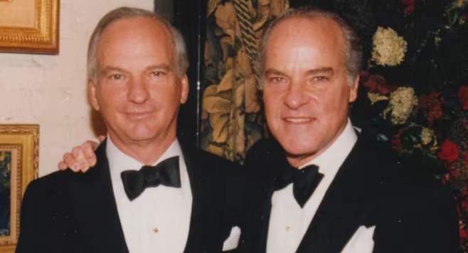 1988년 KKR의 RJR 나비스코 인수를 축하하는 만찬장에서 KKR 공동 창업자인 조지 로버츠(왼쪽)와 헨리 크라비스(오른쪽)가 포즈를 취하고 있다. 1979년 후다일 인더스트리 차입매수로 금융계에 충격을 줬던 KKR은 불과 9년 뒤 RJR 나비스코를 무려 250억 달러 가격에 차입매수 방식으로 인수했다. 이를 계기로 KKR엔 기업을 사냥해 해체한다는 의미가 담긴 ‘야만인’이란 별명이 붙었다. KKR 제공