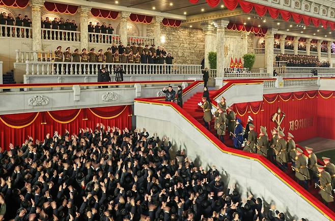 북한이 25일 제9차 노동당 대회 폐막을 기념하는 열병식을 평양 김일성광장에서 개최했다. 김정은 노동당 총비서는 연설에서 “우리 무력은 모든 상황에 준비돼 있다”며 “어떤 세력의 군사적 적대행위에 대해서도 즉시에 처절한 보복공격을 가할 것”이라고 강조했다.  평양 노동신문=뉴스1