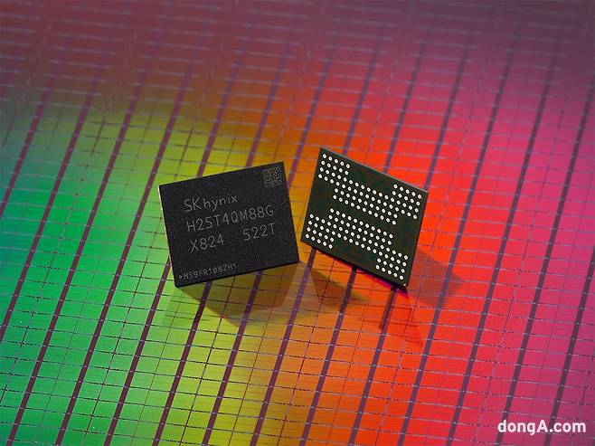 SK하이닉스 321단 QLC 낸드 반도체.