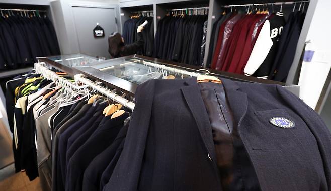 19일 서울 송파구 나눔교복매장에서 관계자가 교복을 정리하고 있다. 나눔교복매장은 송파구청이 주변 학교와 송파구주부환경협의회가 함께 운영하는 매장으로 자켓 5000원, 바지 3000원 등 기부받은 중고 교복을 저렴하게 판매한다. 2026.2.19 뉴스1