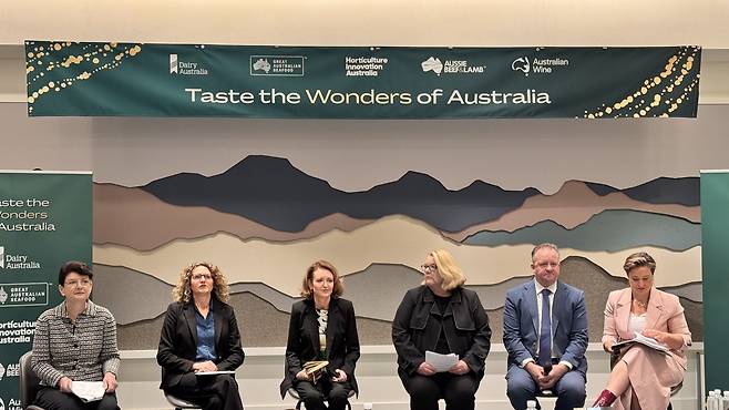 (왼쪽 두 번째부터)수잔 팀스 낙농협회 지속가능한 낙농 부문 총괄 매니저, 자스민 켈리 수산협회 대외협력 매니저, 루이스 파비히 원예협회 산업 서비스 총괄, 앤드류 콕스 축산공사 국제시장 총괄 매니저, 사라 로버츠 와인협회 아태지역 매니저가 26일 안다즈 서울 강남에서 열린 미디어 콘퍼런스에 참석했다.&nbsp;윤우열 기자 cloudancer@donga.com