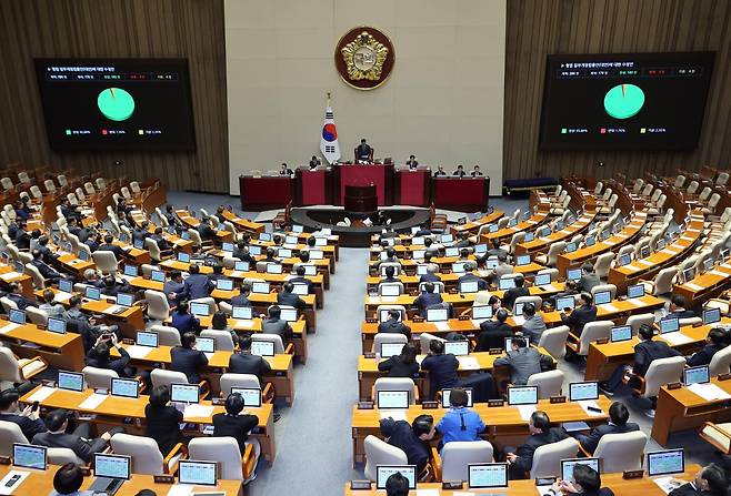 26일 오후 서울 여의도 국회에서 열린 제432회 국회(임시회) 제8차 본회의에서 형법 일부개정법률안(대안)에 대한 수정안이 재적 296인 재석 170인 찬성 163인 반대 3인 기권 4인으로 가결되고 있다. 뉴시스